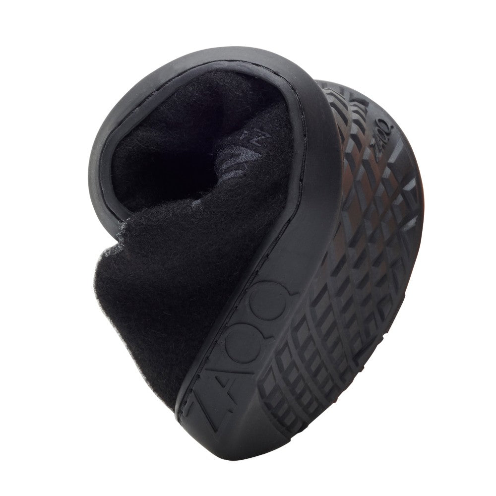 Zobrazená je jedna čierna barefoot topánka LIQE so svojou dovnútra ohnutou flexibilnou podrážkou, ktorá zvýrazňuje štruktúrovaný profil a mäkkú vnútornú výstelku z merino vlny, zatiaľ čo značka ZAQQ je jasne viditeľná na päte.