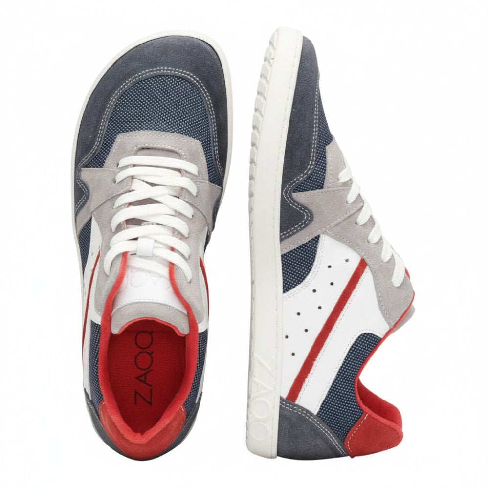 Ein Paar stylische BREAQ Darkblue-Sneaker von ZAQQ in den Farben Marineblau, Weiß, Grau und Rot. Ein Schuh ist von oben zu sehen, um das Schnürdesign hervorzuheben, während der andere von der Seite zu sehen ist, um die Sohle und den Markennamen ZAQQ hervorzuheben.