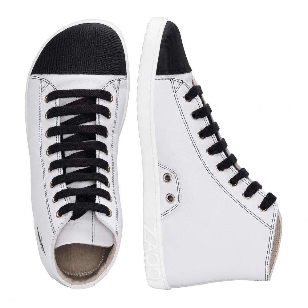 Predstavujeme CHUQQS White od ZAQQ: pár elegantných bielych High-Top tenisiek s čiernymi šnúrkami a špičkami. Ľavá topánka je viditeľná zhora nadol, zatiaľ čo pravá stojí vzpriamene a ukazuje svoj bočný profil. Tieto tenisky sú odborne vyrobené z nappa kože a majú biele podrážky s názvom značky ZOOZ.