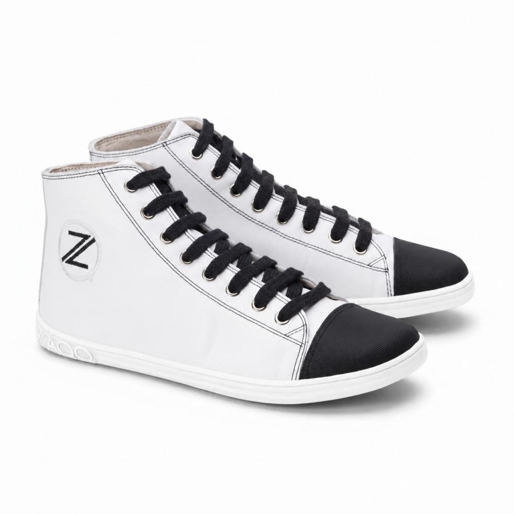 biely High Top teniska z hladkej kože s čiernymi šnúrkami ako barefoot obuv s úplne plochou podrážkou