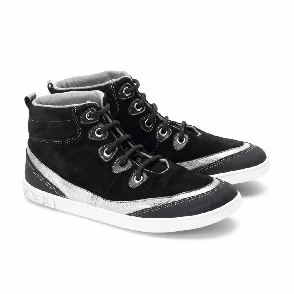 High-Top tenisky CINQO Black od ZAQQ majú metalické strieborné akcenty a biele podrážky. Tieto štýlové topánky s čiernymi šnúrkami a očkami majú štruktúrovaný vzor na medzipodrážke v blízkosti päty. Ich ležérny dizajn dokonale dopĺňa ich športový vzhľad.