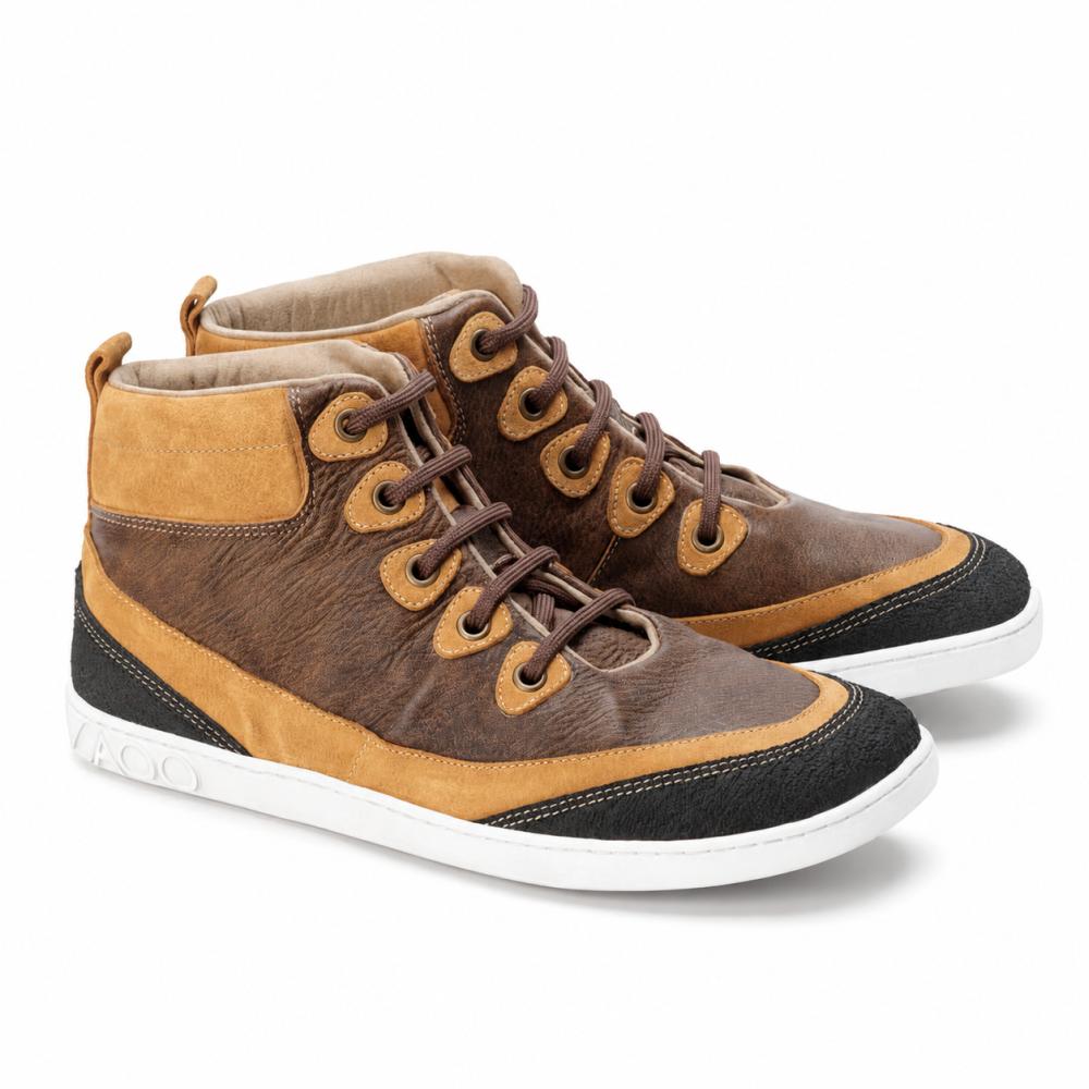 ZAQQ CINQO Brown High-Top tenisky sa vyznačujú luxusnou textúrou z nappa kože v hnedej a svetlohnedej farbe, doplnené čiernymi akcentmi na špičke a päte. Tieto módne topánky majú biele podrážky, hnedé šnúrky a praktické pútko vzadu pre pohodlné nosenie.