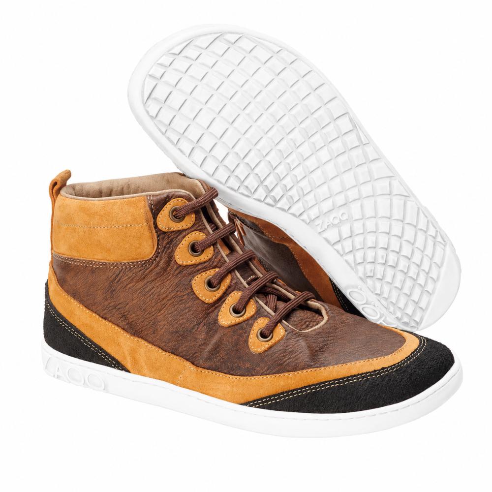 Pár módnych ZAQQ CINQO Brown High-Top tenisiek v hnedých a oranžových tónoch s čiernymi akcentmi a bielou podrážkou z jemnej nappa kože. Jedna topánka stojí vzpriamene, zatiaľ čo druhá leží na boku, čím vyniká štruktúrovaný dizajn podrážky, ktorý predstavuje pohodlie bosých topánok.