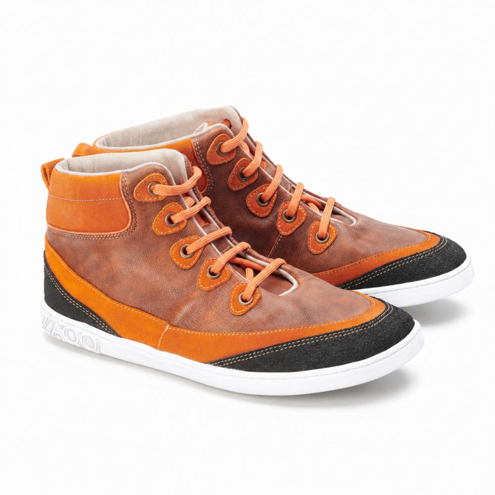 Tieto ZAQQ CINQO Orange High-Top tenisky vynikajú oranžovou a hnedou kožou s jasne oranžovými šnúrkami, doplnené žiarivo bielymi podrážkami. Dekoratívne čierne nášivky zvýrazňujú špičky a päty, čím sa stávajú štýlovým nevyhnutnosťou.