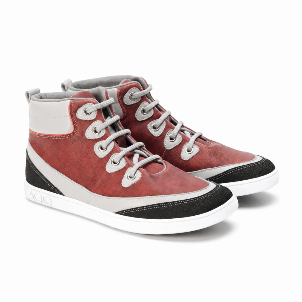 ZAQQ CINQO Red High-Top tenisky predstavujú športový dizajn s červenými a bielymi vložkami, doplnenými čiernymi štruktúrovanými akcentmi. Tieto topánky ponúkajú pohodlie vďaka bielym šnúrkam, vzorovanej podrážke a viditeľným švom pre bezproblémovú kombináciu štýlu a komfortu.