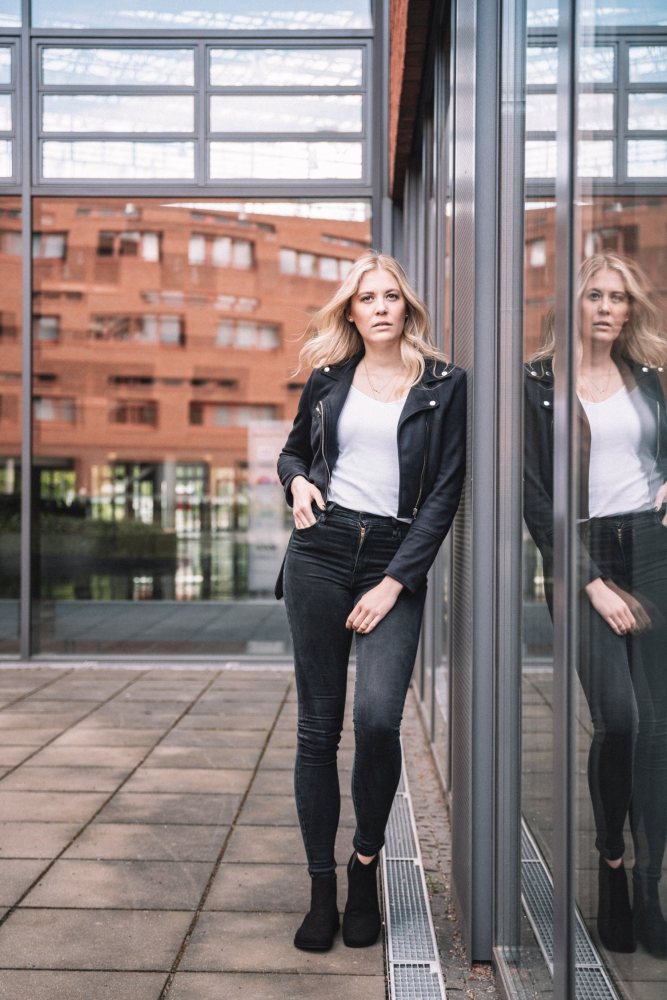 Akciové velory čierne