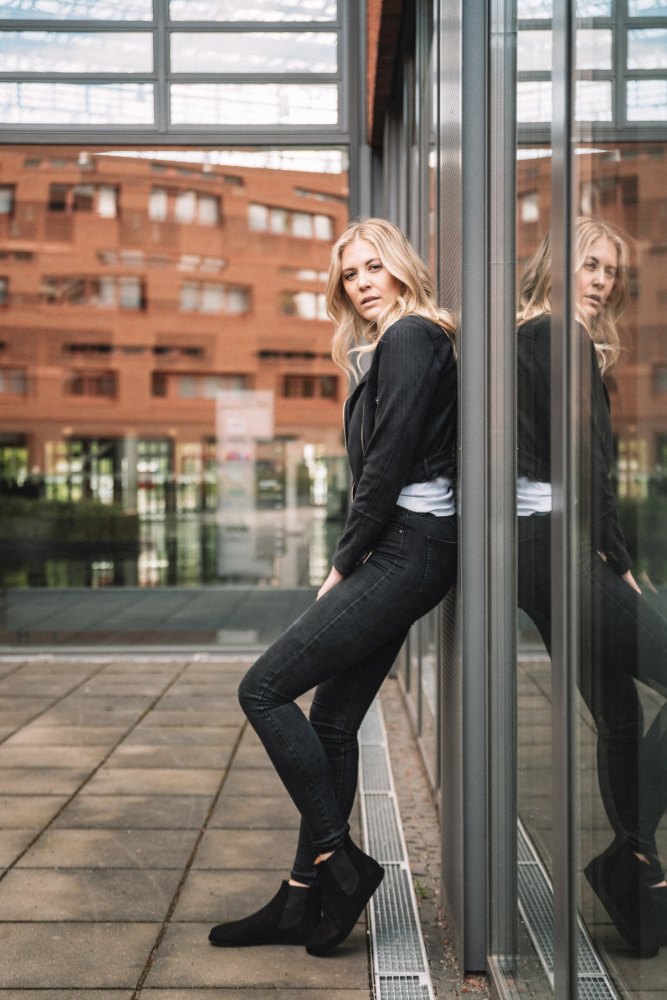 Akciové velory čierne