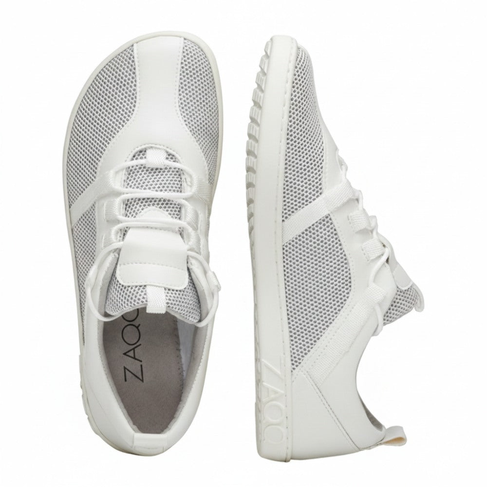 Ein Paar weiße MCQARTER-Sneaker mit atmungsaktivem Mesh-Gewebe und Gummisohlen, von oben und von der Seite gezeigt. Der Markenname ZAQQ ist auf der Innensohle und der Sohle aufgedruckt und sorgt für Komfort und Stil.