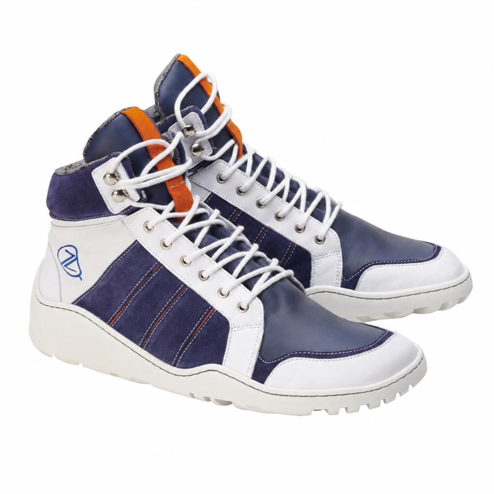 Diese High-Top-Sneaker, inspiriert von der ZAQQ Q2 Blue White Waterproof-Serie, bestechen durch blaue, weiße und orange Akzente. Sie verfügen über ein gesticktes Logo an den Seiten, werden mit weißen Schnürsenkeln geliefert und haben eine strukturierte Sohle.