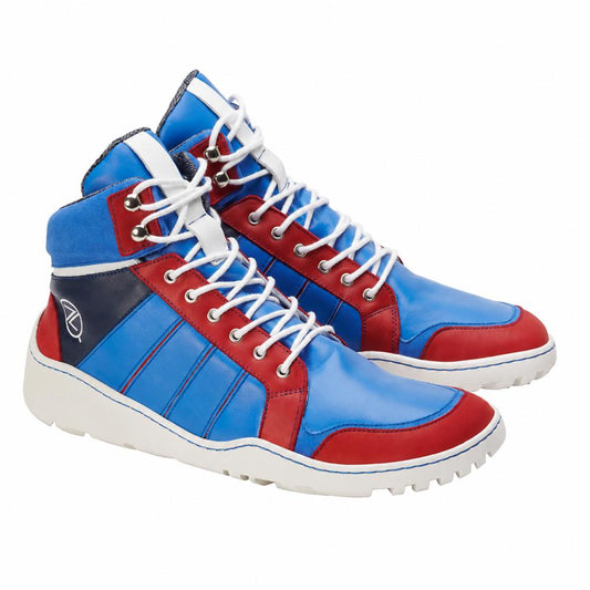Die Q2 Blue Waterproof Sneaker von ZAQQ zeichnen sich durch ein auffälliges Farbschema in Blau, Rot und Weiß mit blauen Einsätzen, roten Akzenten und strahlend weißen Schnürsenkeln aus. Sie sind mit einer Sohle gestaltet, die von der legendären ZAQQ TERRA Sohle inspiriert ist, und verfügen über ein stilvolles Logo an der Seite für einen zusätzlichen Hauch von Flair.