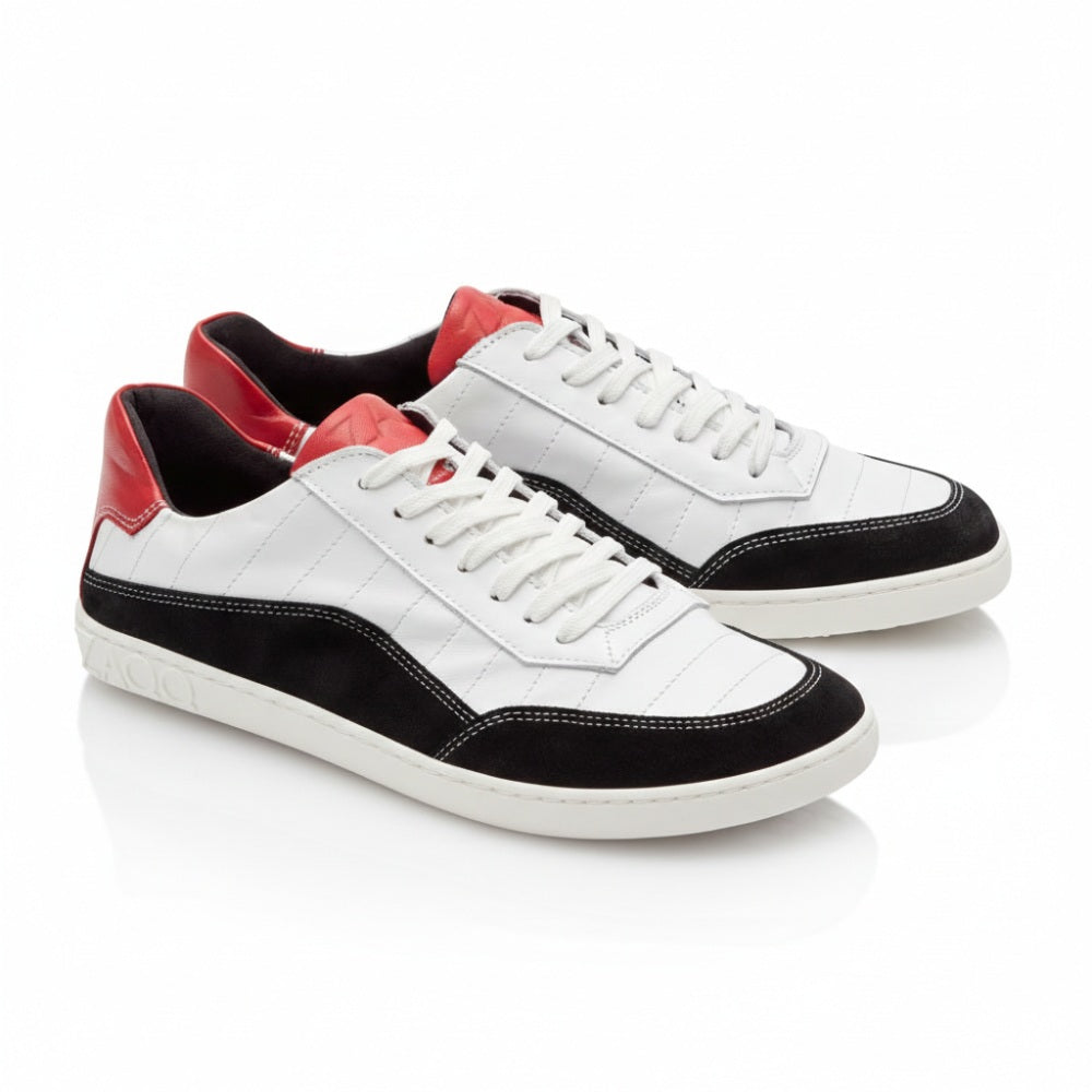 Die ZAQQ QAMPION Black White Schuhe bestechen durch ihr stylisches Design mit weißem Obermaterial, das durch schwarze und rote Details akzentuiert wird. Sie verfügen über weiße Schnürsenkel und eine leicht abgenutzt wirkende, flexible Sohle. Die Schuhe werden nebeneinander auf einem schlichten weißen Hintergrund präsentiert.