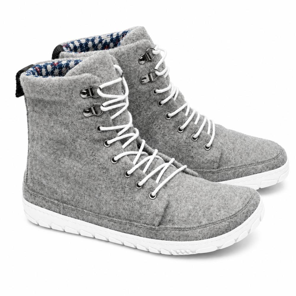 Wir präsentieren den QICE Grey von ZAQQ: ein stylisches Paar High-Top-Filz-Sneaker in Grau mit weißen Schnürsenkeln und robusten weißen Gummisohlen. Diese Sneaker verfügen über eine Outdoorsohle für besseren Halt, komplett mit Metallösen und einem strukturierten Muster auf der Außensohle, was sie ideal für jedes Abenteuer macht.