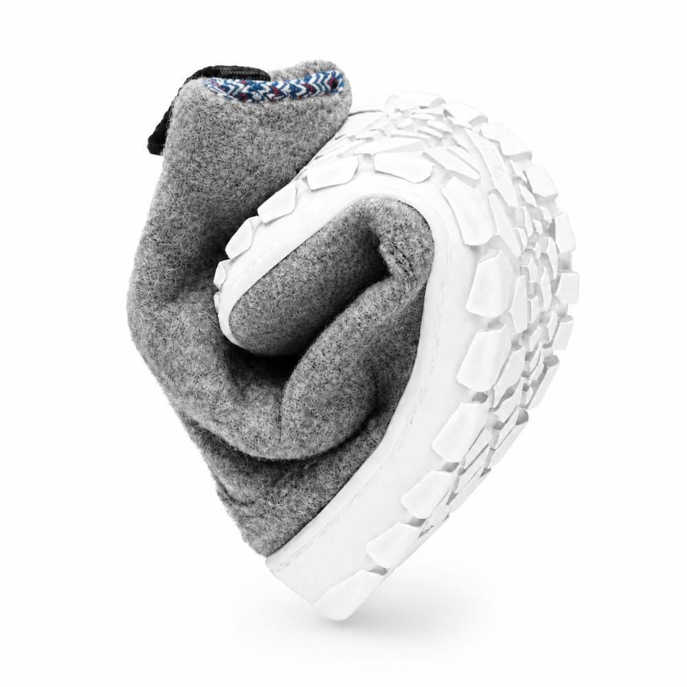 Wir präsentieren den QICE Grey von ZAQQ: einen äußerst flexiblen Schuh mit einem Obermaterial aus grauem Merinowolle und einer strapazierfähigen, robusten weißen Outdoor-Sohle, die seine außergewöhnliche Flexibilität zur Schau stellt.