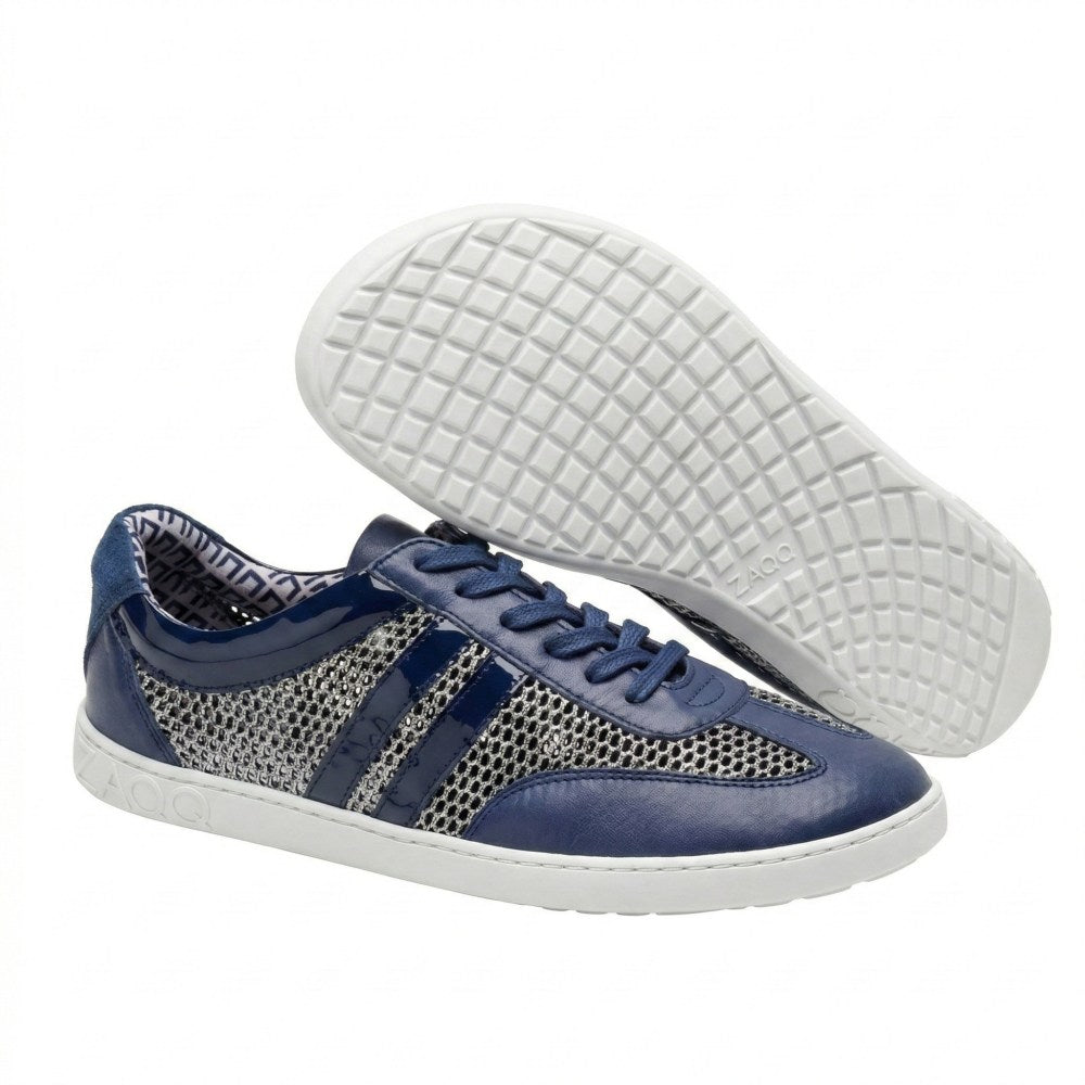 Wir präsentieren die QIMBERLY Blue-Sneaker von ZAQQ, ein stylisches Paar mit atmungsaktivem Mesh-Obermaterial, das mit dunkelblauen Streifen verziert ist. Diese Barfuß-Sneaker mit grauen Sohlen in Gittermuster und Ziernähten vereinen mit ihrem gemusterten Innenfutter Komfort und Flair perfekt.