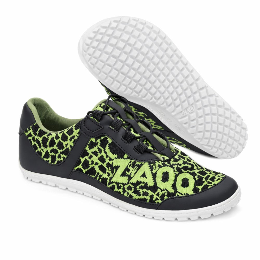 Sportliche Sneaker in schwarz-neongrünem Musterdesign mit seitlichem „ZAQQ“-Logo. Sie tragen den Namen QINGSTON Green, sind aus veganen Materialien gefertigt und haben schwarze Schnürsenkel und eine strukturierte Sohle für mehr Grip auf weißem Hintergrund.