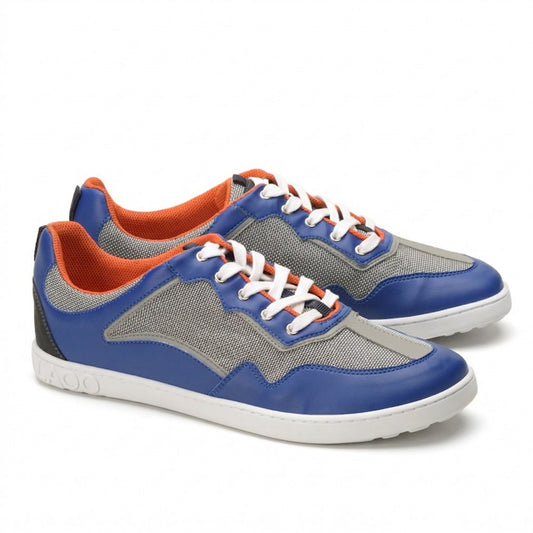 Wir präsentieren den QOPA Blue von ZAQQ: Sportliche Sneaker in einem lebendigen Mix aus Blau, Grau und Orange. Diese Schuhe sind aus atmungsaktivem Meshgewebe für hervorragende Atmungsaktivität gefertigt und verfügen über eine breite Zehenpartie für optimalen Komfort. Sie verfügen über weiße Schnürsenkel und eine strukturierte weiße Sohle und vereinen Stil und Funktion nahtlos.