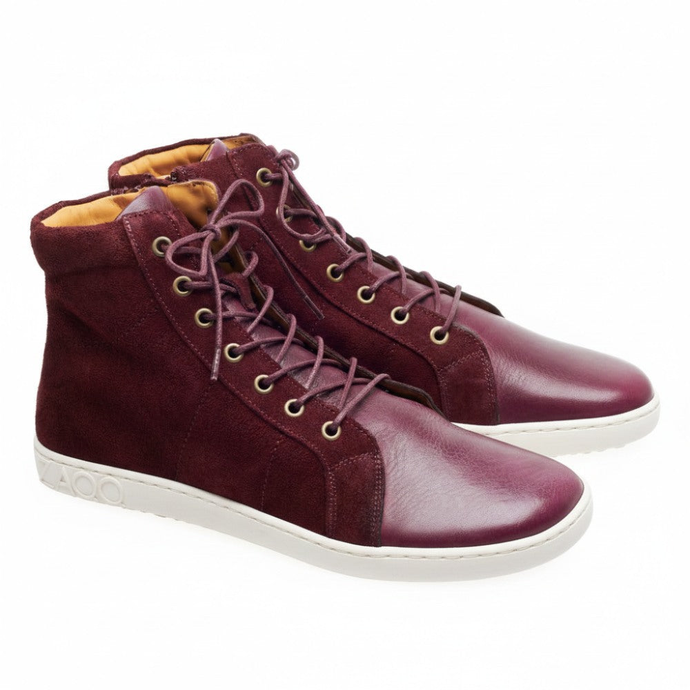 Wir präsentieren die QORE High Mazarine High-Top-Sneaker von ZAQQ, gefertigt aus elegantem burgunderfarbenem Verlours- und Glattleder mit hellbrauner Innenseite. Diese halbhohen Sneaker haben braune Schnürsenkel und eine graue Gummisohle, auf deren Ferse stolz die Buchstaben AOO eingeprägt sind.
