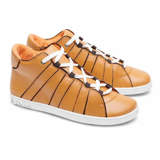 Wir präsentieren den QQQ Mid Sierra von ZAQQ: Ein Paar braune High-Top-Sneaker aus geschmeidigem Nappaleder mit kontrastierenden weißen Sohlen und Schnürsenkeln. Das Innenfutter ist mit orangefarbenem Stoff gefüttert, was den Tragekomfort erhöht. Stilvolle schwarze Streifendetails zieren die Seiten und verleihen einen eleganten Touch.