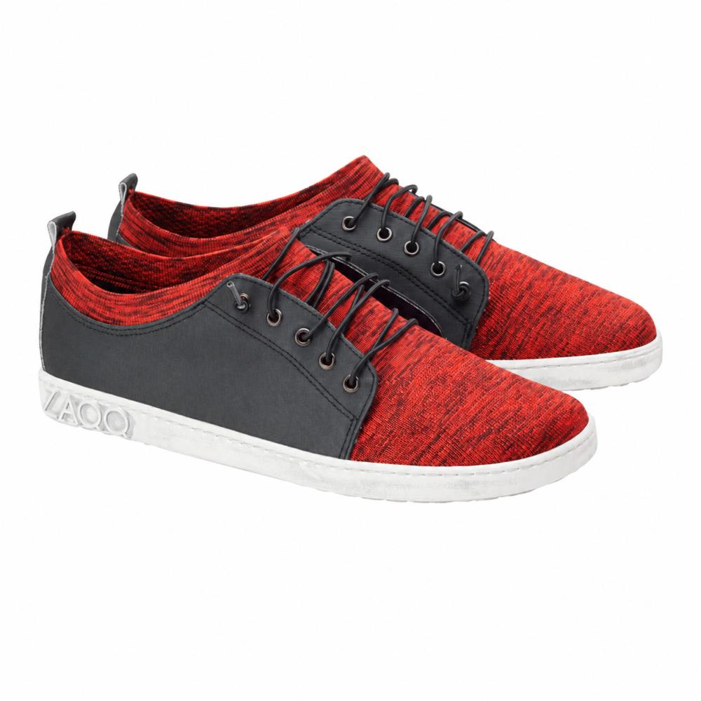 Wir präsentieren den QRIS Red von ZAQQ, ein Paar lässige rot-schwarze Sneaker mit auffälligen weißen Sohlen. Diese Schuhe zeichnen sich durch leuchtend rotes Strukturgewebe, stilvolle schwarze Schnürsenkel und praktische weiße Schlaufenlaschen an der Rückseite aus. Das markante Wort YAGO ist seitlich auf die Sohlen geprägt und verleiht ihnen eine einzigartige Note.