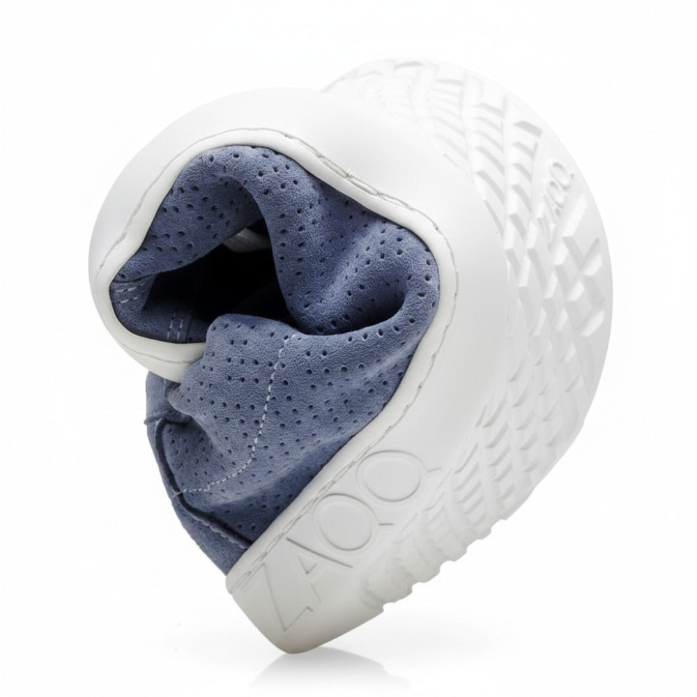 Ein flexibler SLOQ Blue Sneaker von ZAQQ ist in einer dynamischen Pose gedreht und präsentiert seine hellgraue Sohle mit strukturiertem Profil und ein weiches, perforiertes blaues Obermaterial. Das Wort ZOO ist auf der Seite der Sohle eingeprägt und betont das Veloursledermaterial für zusätzlichen Stil und Komfort.