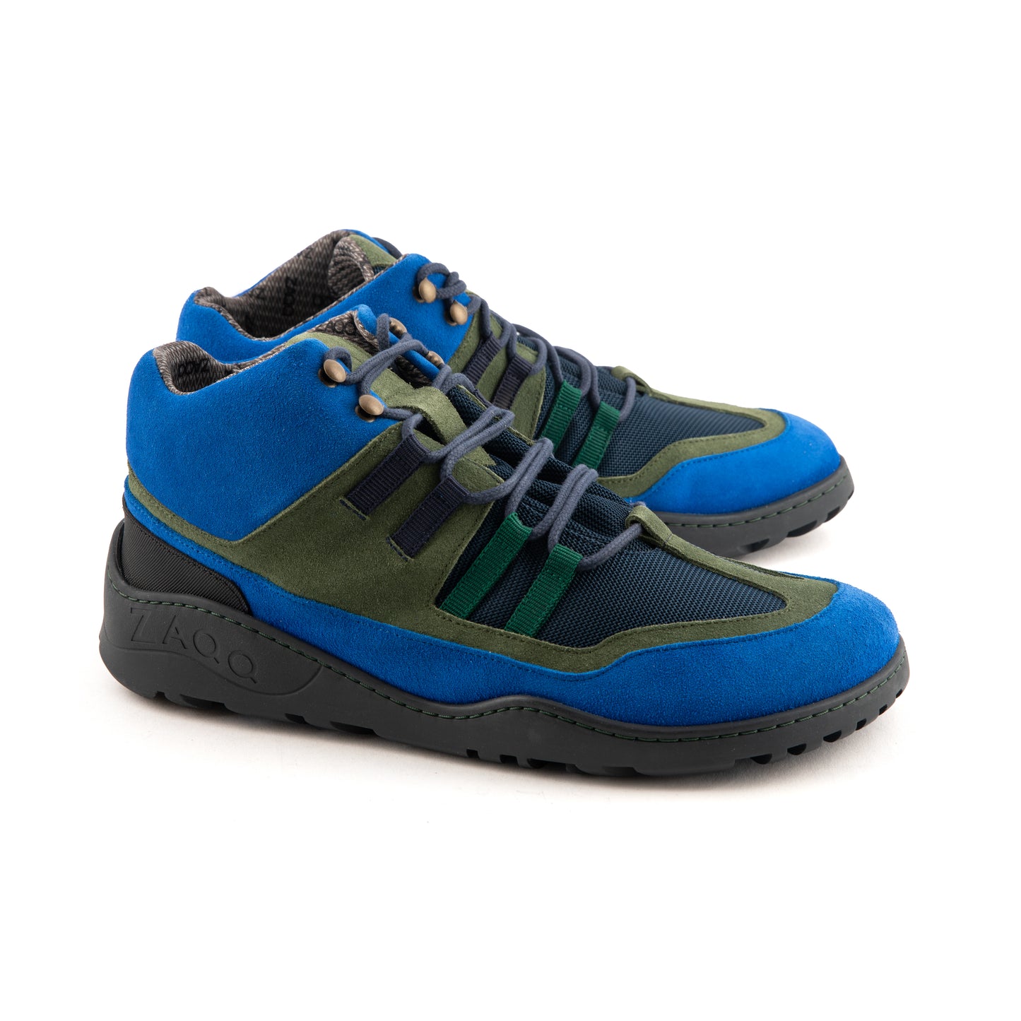 SQOUT Blue Green Waterproof Sneaker od ZAQQ majú čierne šnúrky, sieťované detaily a hrubú TERRA podrážku. S ich farebným, športovým dizajnom sú tieto vysoké topánky ideálne na ležérne výlety alebo ako outdoorová barefoot obuv.