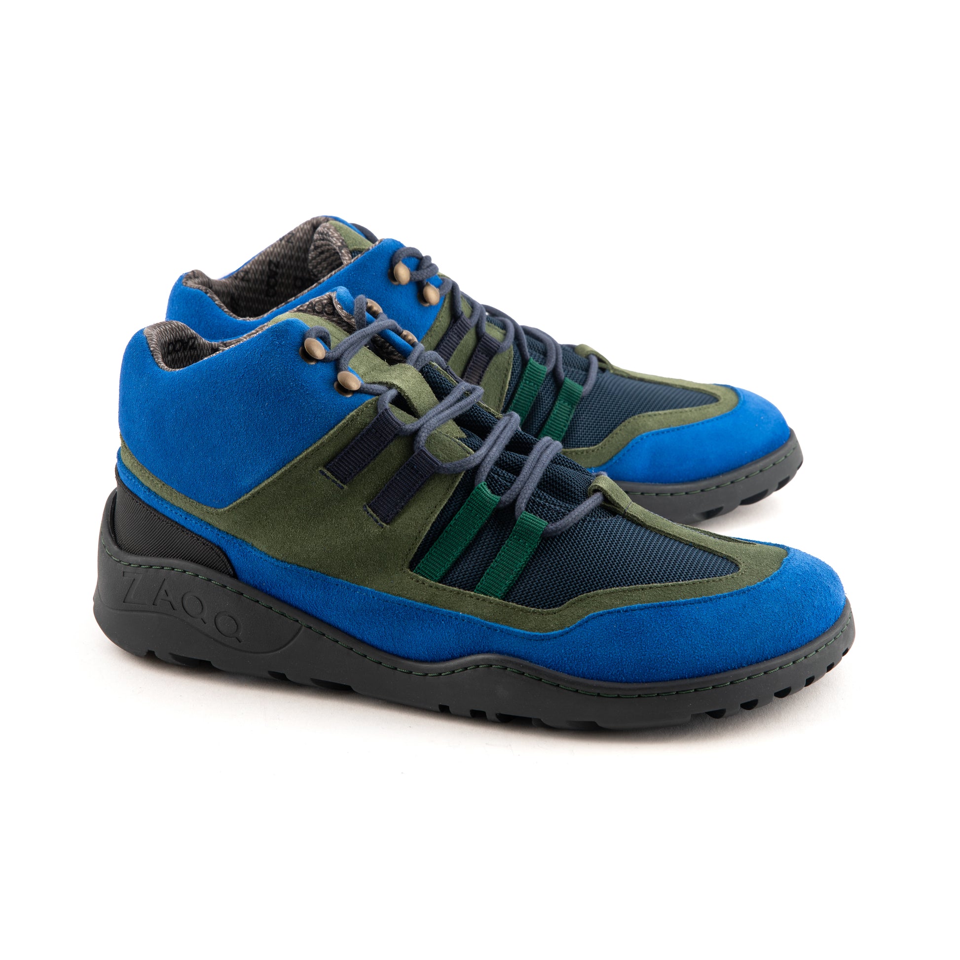 SQOUT Blue Green Waterproof Sneaker od ZAQQ majú čierne šnúrky, sieťované detaily a hrubú TERRA podrážku. S ich farebným, športovým dizajnom sú tieto vysoké topánky ideálne na ležérne výlety alebo ako outdoorová barefoot obuv.