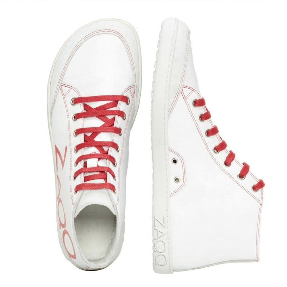 Diese stylischen SQYLA White High-Top-Sneaker von ZAQQ haben rote Schnürsenkel und Nähte. Die Seitenansicht hebt das rote Z700 auf der Sohle hervor, während die Draufsicht das klare Design und die runde Spitze betont. Perfekt für alle, die einen ultramodernen Sneaker mit Flair suchen.