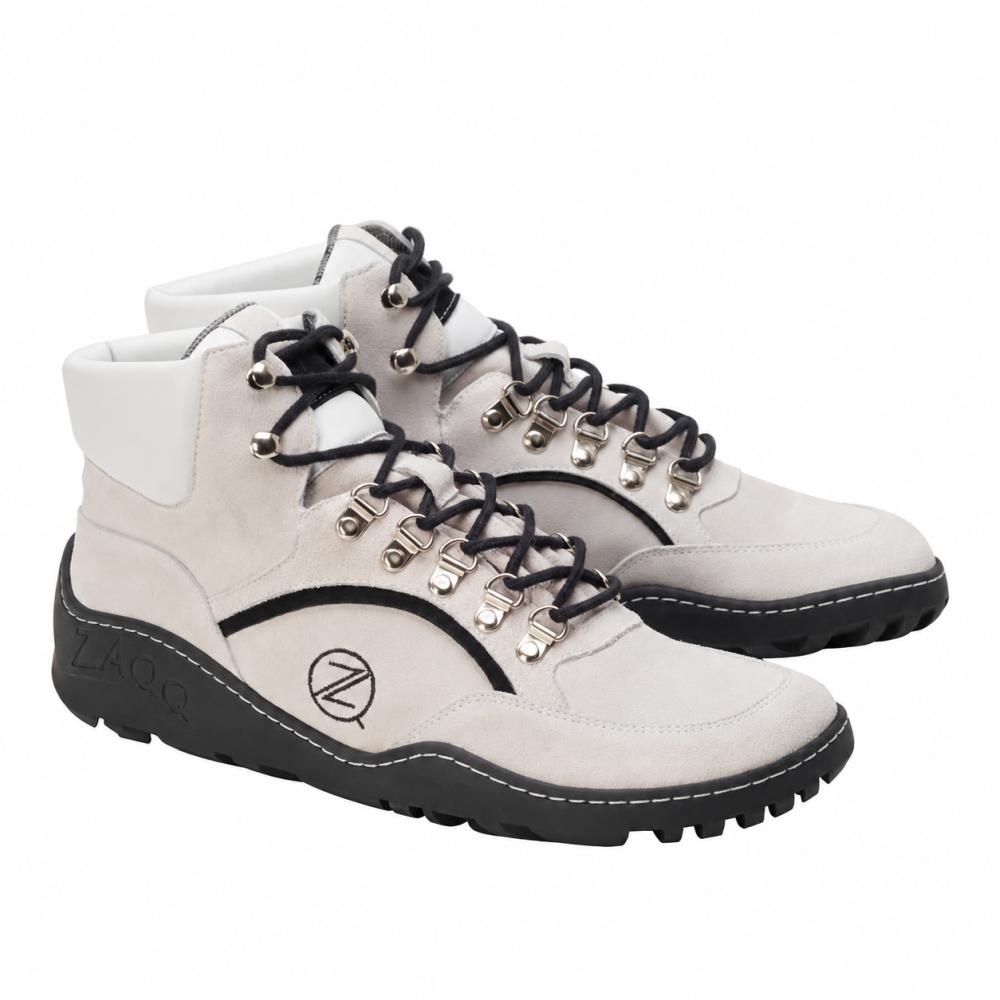Predstavujeme TERRAQ Beige Waterproof tenisky od ZAQQ: Tieto štýlové vysoké topánky sú vyrobené zo semišu v béžovej farbe s čiernymi akcentmi a šnúrkami so striebornými očkami. Majú hrubú, štruktúrovanú čiernu podrážku a sú vybavené výrazným logom „Z“ na boku, čo vytvára estetiku outdoorových topánok.