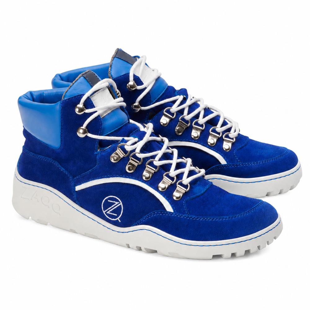 TERRAQ Blue Waterproof Sneaker od ZAQQ sú štýlové modré high-topy s bielymi šnúrkami a modrými a striebornými akcentmi. Tieto outdoorové topánky majú robustnú podrážku, výrazné kovové očká a sú ozdobené logom ZL na boku, čím poskytujú štýl aj funkčnosť pre vaše dobrodružstvá.