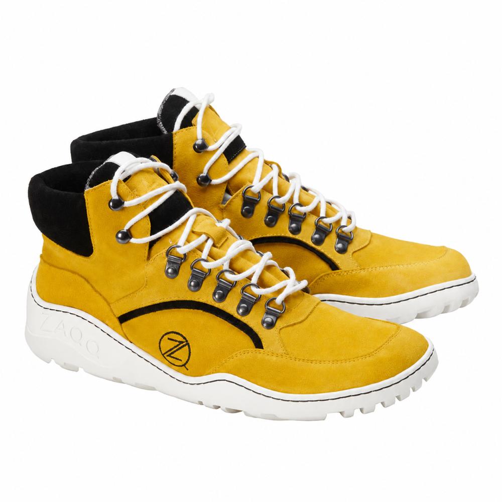 Die ZAQQ TERRAQ Yellow Waterproof High-Top-Sneakers bestechen durch weiße Schnürsenkel und schwarze Akzente. Diese Outdoorschuh-Schuhe verfügen über Metallösen, ein schwarzes Logo an der Seite und weiße geriffelte Sohlen für maximale Traktion auf unebenem Gelände.