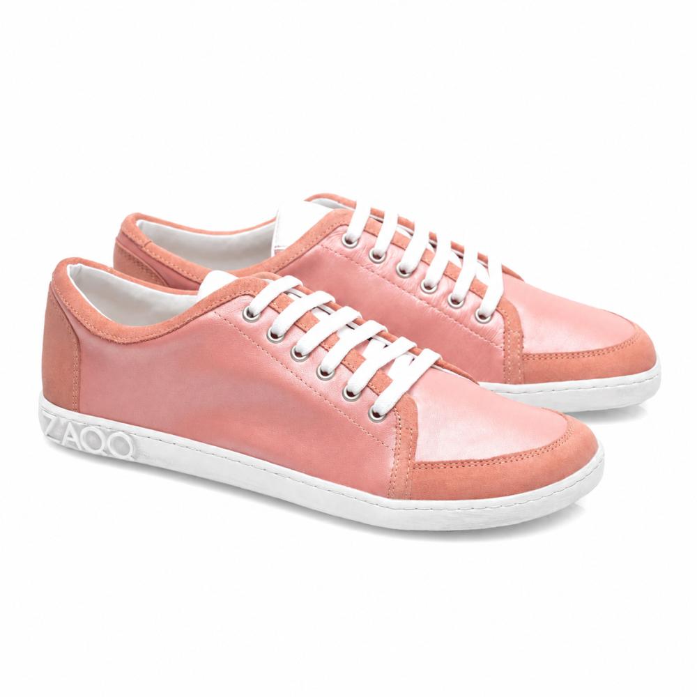 Die TIQQ Rosa Sneaker von ZAQQ sind aus hochwertigem rosa Nappaleder gefertigt, ergänzt durch weiße Schnürsenkel und Sohlen. Diese Schuhe zeichnen sich durch ein schlichtes, lässiges Design aus, wobei der Markenname ZAQQ elegant auf der Rückseite der Sohle angebracht ist. Sie werden vor einem strahlend weißen Hintergrund präsentiert.