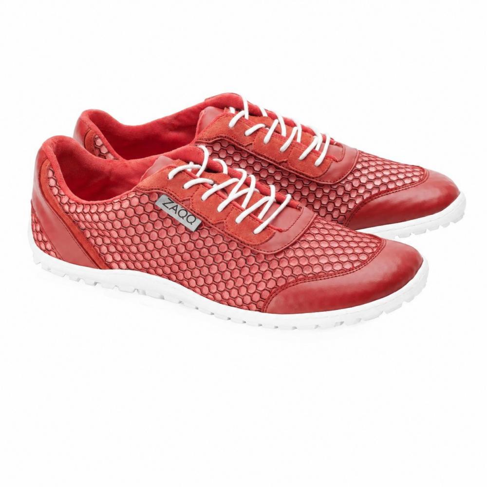 Pár TOQIO Red-Sneaker od ZAQQ, s ultramoderným dizajnom s červeným zvrškom, zvýrazneným bielymi šnúrkami a šesťuholníkovými sieťovými detailmi. Tieto topánky hrdo vystavujú elegantnú bielu podrážku a značkový štítok na boku, elegantne umiestnený vedľa seba na bezchybne bielom pozadí.