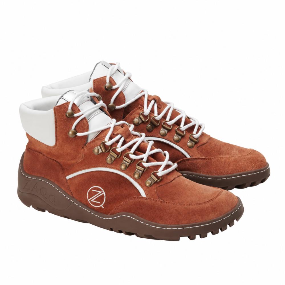 Predstavujeme TREQ Cognac Waterproof od ZAQQ: Tieto turistické topánky z hnedého semišu so štýlovými bielymi akcentmi a šnúrkami, ako aj s robustnou hnedou podrážkou, sú navrhnuté pre outdoorové dobrodružstvá. S kovovými očkami a dekoratívnym logom na boku ponúkajú tieto outdoorové topánky funkčnosť aj štýl. Polstrovaný golier zaisťuje pohodlie, zatiaľ čo robustný profil poskytuje spoľahlivú priľnavosť na každom teréne.