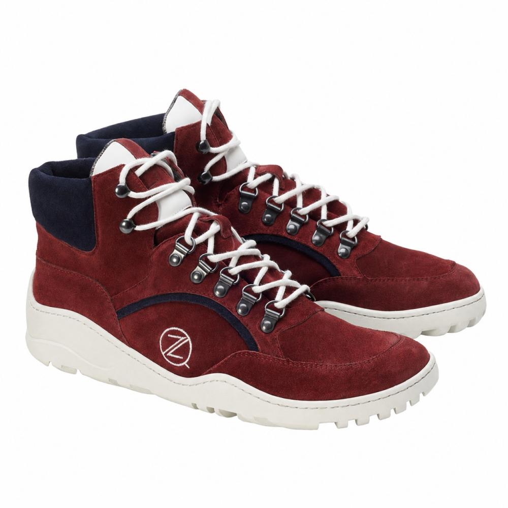 TREQ Red Waterproof tenisky od ZAQQ sú gaštanovohnedé vysoké topánky s bielymi šnúrkami a podrážkami. Tieto nepremokavé topánky majú námornícke modré akcenty na päte a členku a okrúhle logo na boku, čo ich robí perfektnými outdoorovými topánkami pre každé dobrodružstvo.