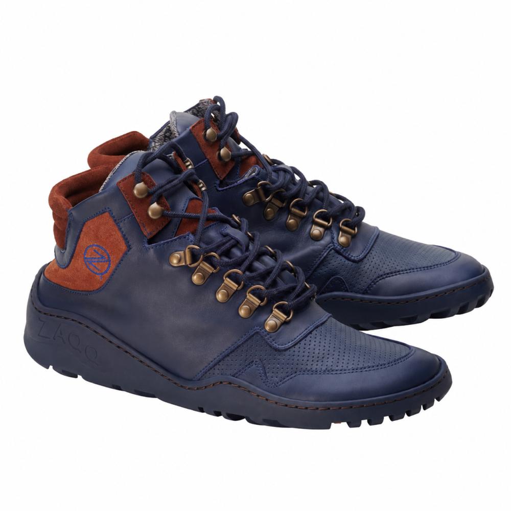 Wir präsentieren die wasserfesten VAQATION Cognac-Sneaker von ZAQQ, stilvolle High-Top-Designs in Marineblau und Braun mit robuster TERRA-Sohle und Metallösen. Diese Barfußschuhe zeichnen sich durch Lederakzente und kontrastierende Texturen aus und bieten einen modernen, sportlichen Look, der sich ideal für Outdoor-Abenteuer eignet.