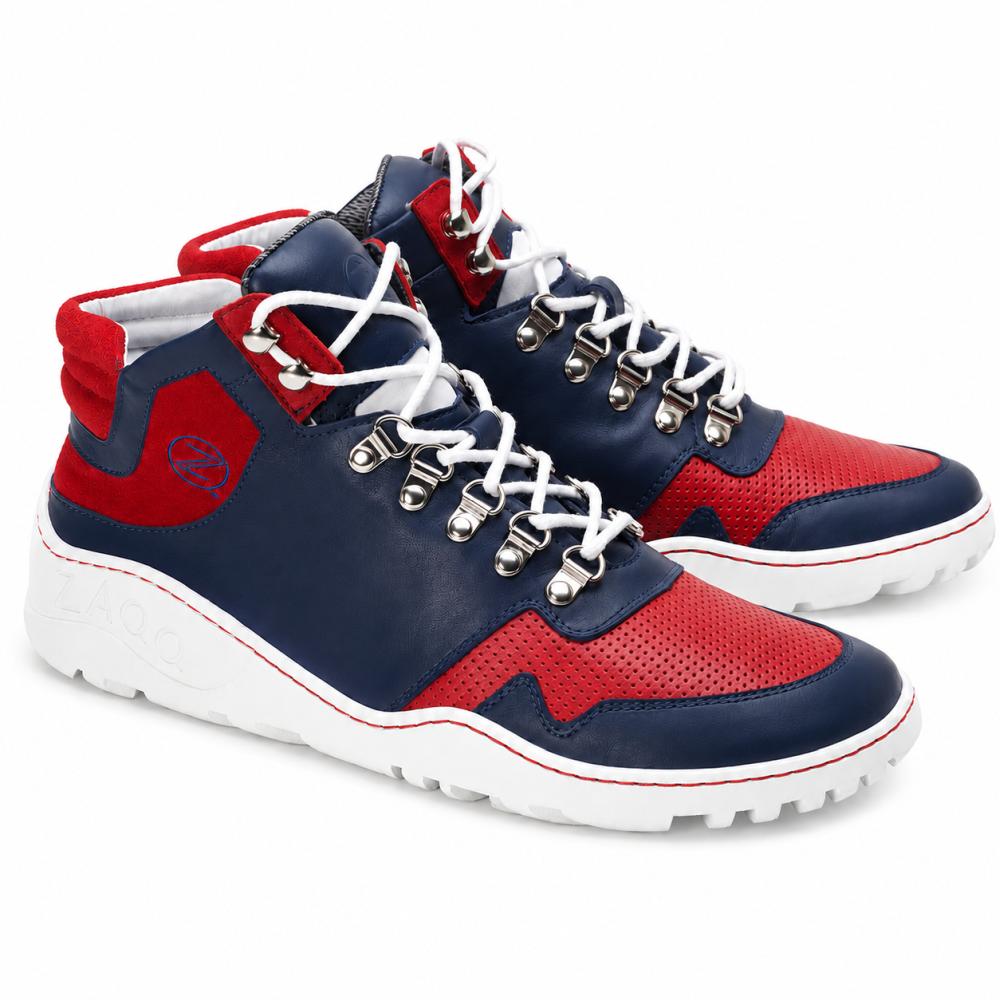 Wir präsentieren die wasserdichten VAQATION Red High-Top-Sneaker von ZAQQ. Diese stylischen Schuhe bestechen durch ein leuchtendes Rot, Marineblau und Weiß und sind mit der charakteristischen ZAQQ TERRA Sohle ausgestattet. Sie verfügen über weiße Schnürsenkel, Metallösen und perforierte Details auf den roten Abschnitten. Die weiße Außensohle ist mit strukturierten Griffen versehen, um die Traktion zu verbessern.