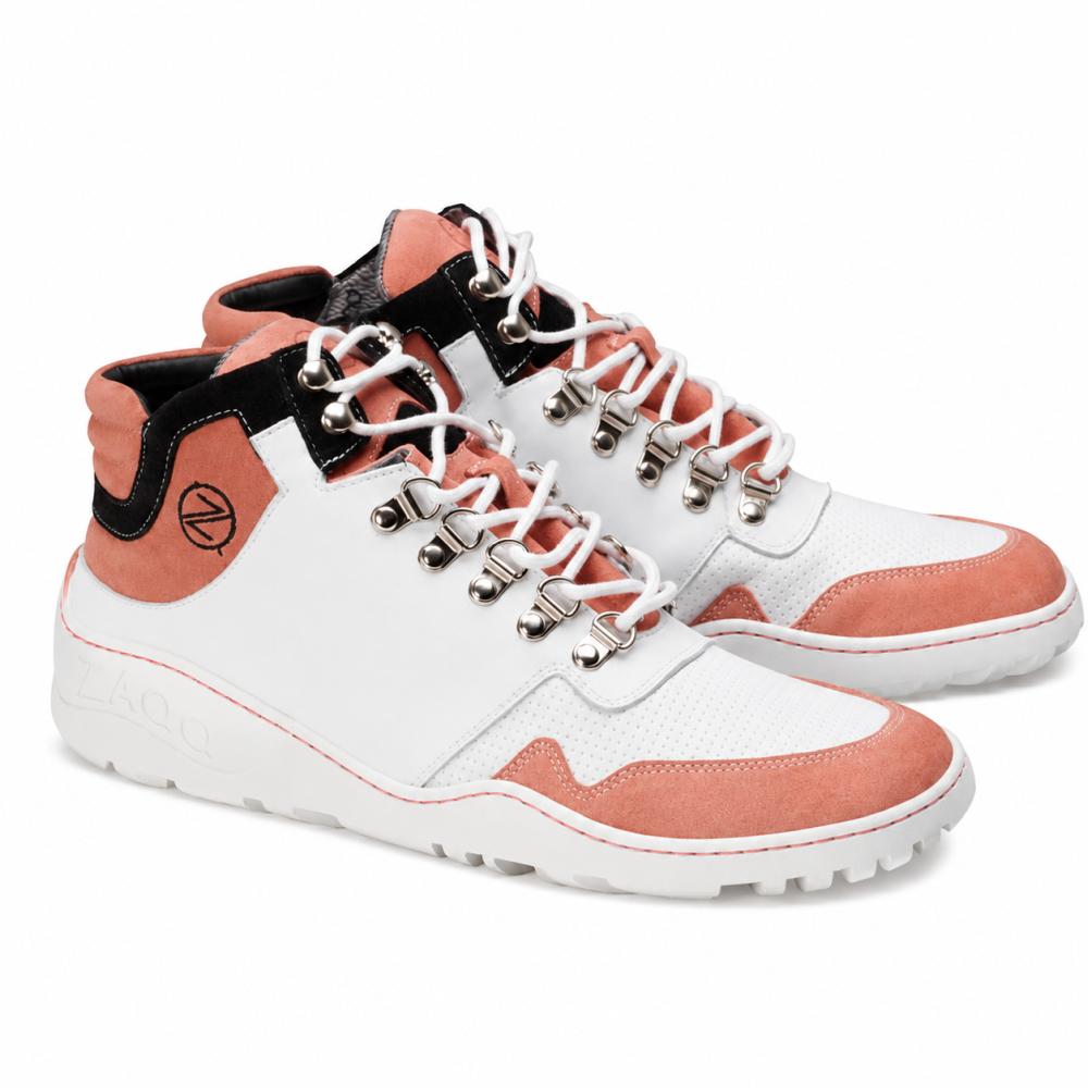 Ein Paar ZAQQ High-Top-Sneaker in einem auffallend modernen Design, das eine Mischung aus Weiß-, Rosa- und Schwarztönen präsentiert. Diese Sneaker verfügen über silberne Ösen, gepolsterte Kragen für mehr Komfort und strukturierte Sohlen, die mit einem markanten stilisierten Z-Logo an der Seite verziert sind. Die VAQATION Rosa Waterproof Edition garantiert Haltbarkeit bei jedem Wetter, ohne Kompromisse beim Stil einzugehen.