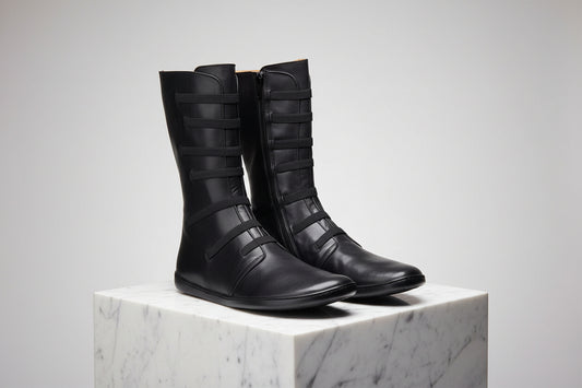 schwarze Barfußstiefel mit Stretcheinsätzen zur Anpassung an die Wade - passt auch bei dicken Waden